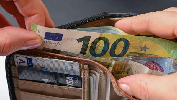 Euro in einer Geldbörse.jpeg       -  Um bei einem frühzeitigen Renteneintritt Abschläge auszugleichen, sind Sonderzahlungen möglich.