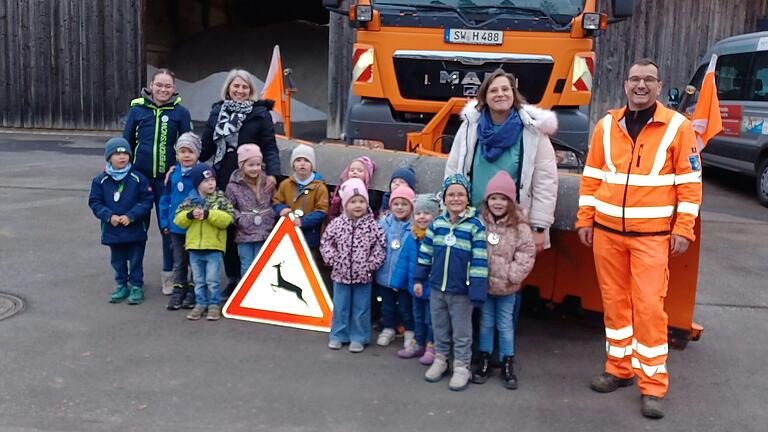 Kindergartenkinder vor dem Räum- und Streufahrzeug. Kindergartenkinder vor dem Räum- und Streufahrzeug.