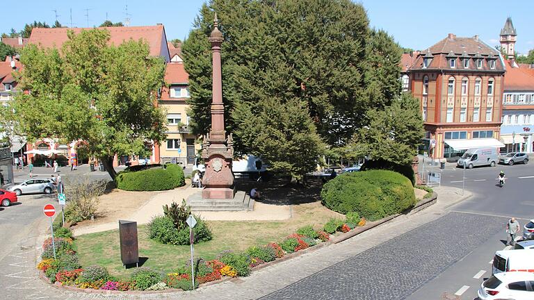 Der Königsplatz Kitzingen ist die Verbindung zwischen Luitpoldstraße und Kaiserstraße. Der Königsplatz Kitzingen ist die Verbindung zwischen Luitpoldstraße und Kaiserstraße.