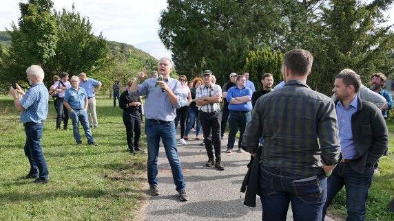 Empfehlungen für die Praxis: Bei einem Rundgang am LWG-Obstbauversuchsbetrieb „Stutel“ in Thüngersheim konnten die Aufpflanzungen erfolgversprechender Stadtbäume begutachtet werden.