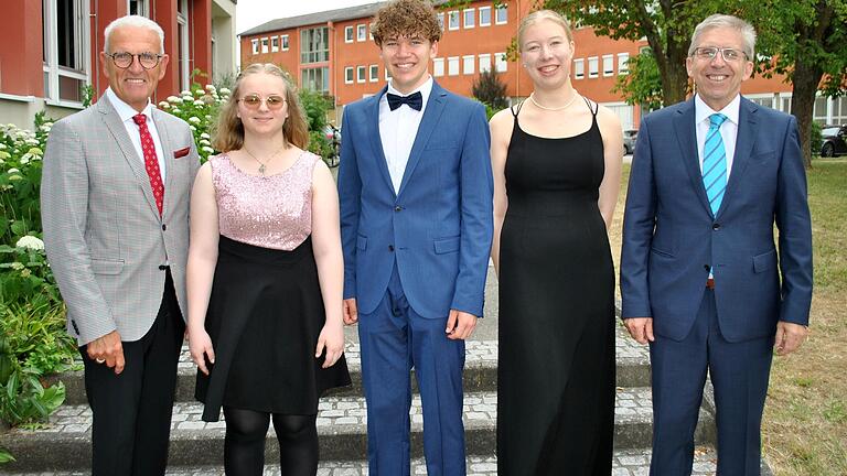 Die Besten des diesjährigen Abiturjahrgangs in Bad Königshofen wurden vom stellvertretenden Landrat Bruno Altrichter (links) und Schulleiter Wolfgang Klose (rechts) ausgezeichnet. Das sind Joshua Pfennig (1,0), Anna Helmerich (links) und Ella Weigand (beide 1,1).