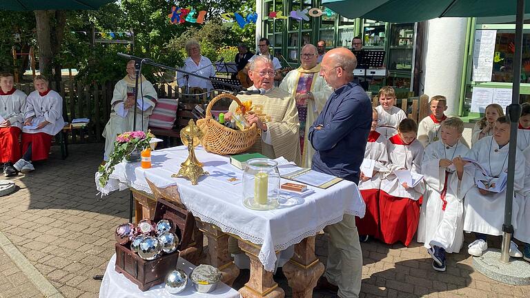 Links im Bild Diakon Uwe Rebitzer, Jubilar Alfred Scheller, im Hintergrund Pfr. Andreas Engert und der Vorsitzende des Ortskirchenrates Heinrich Krapf bei der Gratulation zum 40. Jährigen Priesterjubiläum