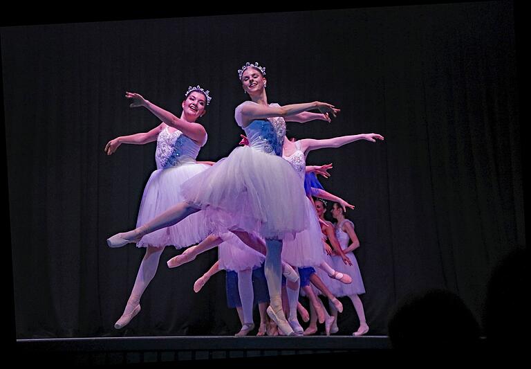 Bezaubernde Tänzerin aus der 'Meisterklasse' von Joy of Ballet.
