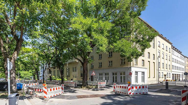 Aus einem Technik-Gebäude wird ein Wohnhaus: in der Würzburger Prymstraße soll somit ein großer Leerstand verschwinden. Stand der Aufnahme 25.06.2024.