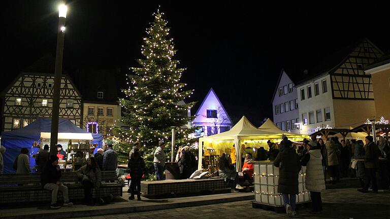 Bei Einbruch der Dunkelheit wurde es am Marktplatz besonders heimelig. Die Verkaufsstände waren hell erleuchtet, der große Christbaum glitzerte und die Sternendekoration funkelte. Bei Einbruch der Dunkelheit wurde es am Marktplatz besonders heimelig. Die Verkaufsstände waren hell erleuchtet, der große Christbaum glitzerte und die Sternendekoration funkelte.