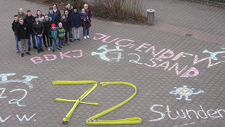 Auch auf dem Pausenhof der Sander Grundschule waren die &bdquo;Straßenmal-Künstler&rdquo; der Jugendfeuerwehr als Werber für die &bdquo;72-Stunden-Aktion&rdquo; des BDKJ aktiv.