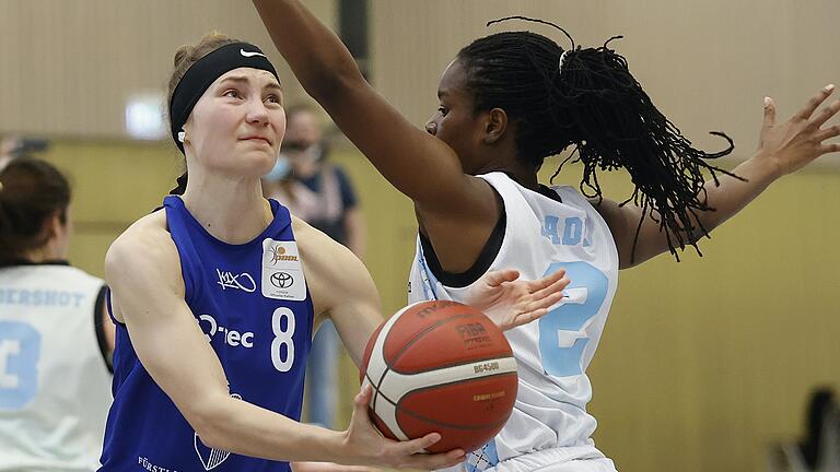 Maryam Adepoju Olatunji von den Capitol Bascats Düsseldorf (rechts) versucht&nbsp;Marja Wahl von den Qool Sharks Würzburg am Wurf zu hindern: Die Düsseldorferinnen gewannen sowohl das Hin- als auch das Rückspiel, wenn auch in eigener Halle nur knapp.