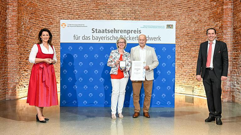 Bei der Überreichung des Staatspreises im Juni 2021 in München (von links): Staatsministerin Michaela Kaniber, Elke und Walter Emmert sowie Landesinnungsmeister Heinrich Traublinger jun.