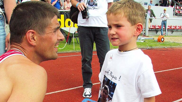 Bewegender Moment: Stefan Schmid nach seinem letztem Zehnkampf in Ratingen - zusammen mit seinem Sohn Eric.