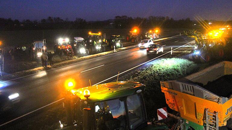 Einige Landwirte aus dem Raum Gerolzhofen trafen sich bei Alitzheim an der B286 zum Protest gegen die Sparmaßnahmen der Regierung.