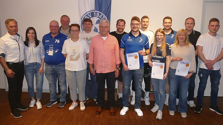 Die beiden Vorsitzenden des SV Michelfeld, Harald (links) und Anna-Lena Dennerlein (Zweite von links) ehrten zahlreiche Mitglieder, darunter Erwin Röder (Bildmitte, im rosafarbenen Hemd)&nbsp; für 60 Jahre Vereinsmitgliedschaft.