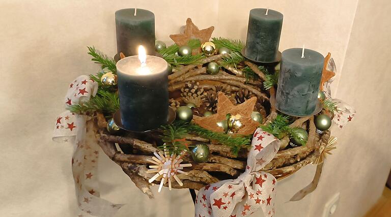 Elke Sauter verwendet Weinreben als formgebende Grundlage für ihren Adventskranz.