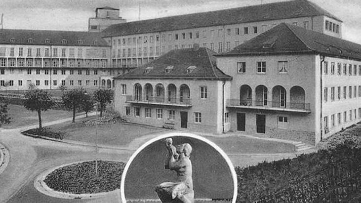 Historische Ansicht der Universitätsfrauenklinik in Würzburg (erbaut 1932 bis 1934; eingeblendet: Brunnenskulptur &bdquo;Mutter mit Kind&ldquo; von Fried Heuler). Unter Direktor Carl Josef Gauß wurden während der NS-Zeit fast 1000 Zwangssterilisationen durchgeführt. Grundlage war das 1934 in Kraft getretene Gesetz zur Verhütung erbkranken Nachwuchses.