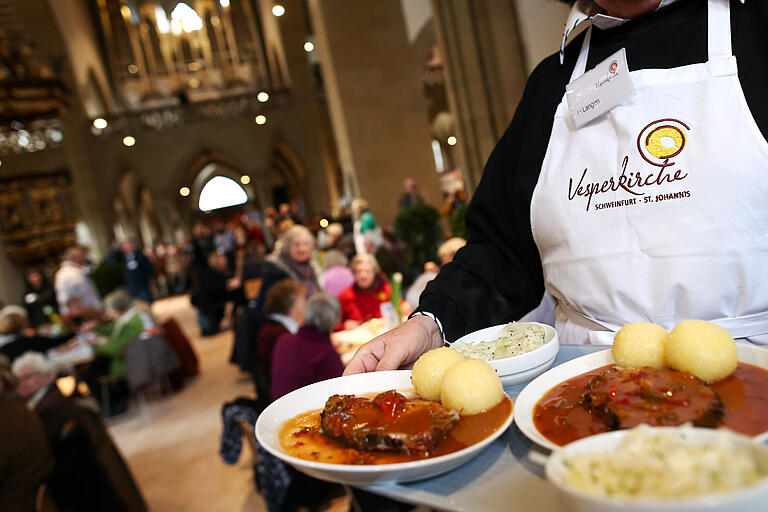 Gemeinsam an einem Tisch sitzen und das Essen wird gebracht. Am 20. Januar öffnet wieder die Vesperkirche in St. Johannis ihre Pforten.