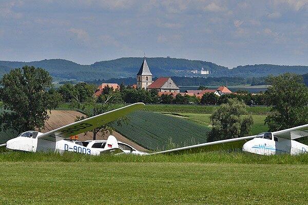 Aus ganz Deutschland kommen die Mitglieder der Interessengemeinschaft Scheibe-Flugzeuge. Seit vier Jahren treffen sie sich einmal im Jahr am Flugplatz des Aero Club Bad Königshofen. Für Alfred Hoffmann, Vorsitzender des Aero Club Bad Königshofen auch eine Werbung für den Verein, aber auch für die Stadt Bad Königshofen