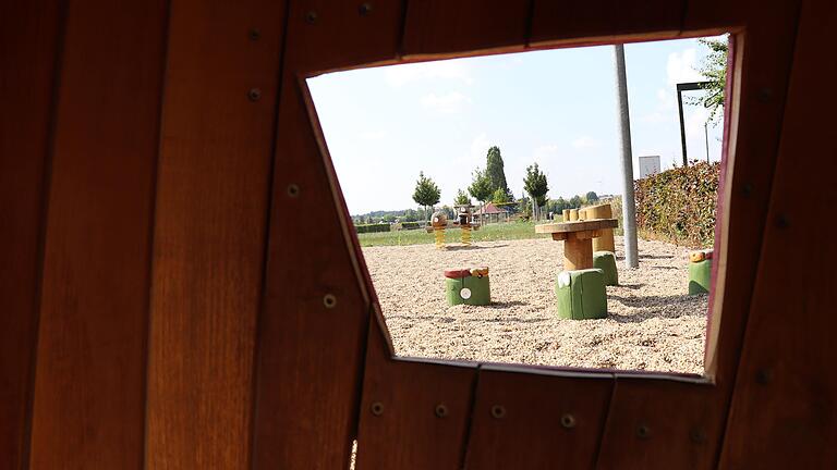 Der Blick aus der Hütte auf dem Spielplatz im Stadtpark Schwarzach. Ein schattiges Plätzchen an einem heißen Tag.