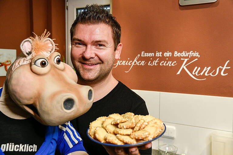 Plätzchen backen mit Sebastian Reich und Amanda: Der Bauchredner ist gelernter Konditor und backt jedes Jahr in der Weihnachtszeit Plätzchen für seine Freunde.