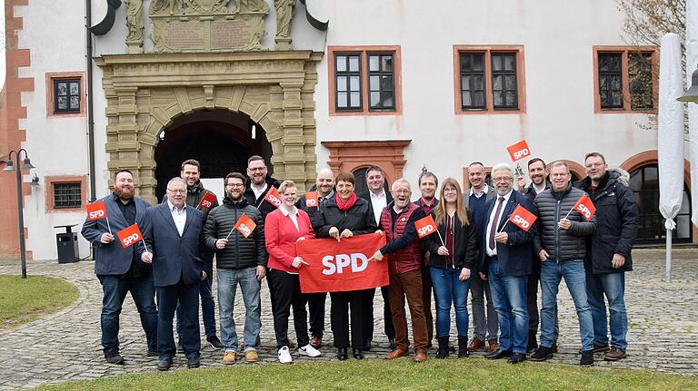 Bereit zum Wahlkampf: die Kandidaten für den Marktgemeinderat vor dem Schloss Grumbach