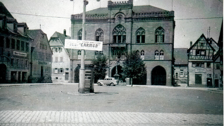 Ankündigung der Carmen-Show auf dem Marktplatz. Ankündigung der Carmen-Show auf dem Marktplatz.
