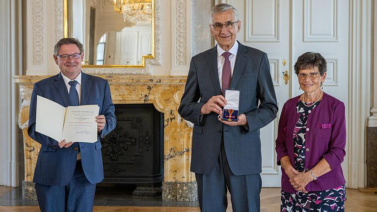 Alois Gensler (Mitte), Altbürgermeister von Wollbach, wurde in der Würzburger Residenz von Staatssekretär Gerhard Eck (links) das Bundesverdienstkreuz am Bande verliehen. Anwesend war bei der feierlichen Auszeichnung auch Ehefrau Christa Gensler.