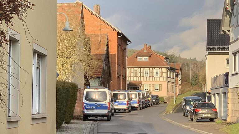 Der Cannabis-Geruch war aufgefallen, Zivilfahnder schauten sich die Situation an: In der Nacht zum 1. Dezember 2021 wurde das Anwesen in einem Dorf im Landkreis Rhön-Grabfeld durchsucht. Wenige Tage später wurde die Anlage durch die Polizei 'abgebaut'&nbsp;