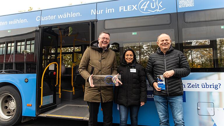 Mit einer Werbekampagne auch auf Bussen macht die Uniklinik auf das neue Personalprogramm aufmerksam. Im Bild (von links) Pflegedirektor Marcus Huppertz, Flex-Büroleiterin Cashanna Schöller und Stationsleiter Hubert Riedmann.