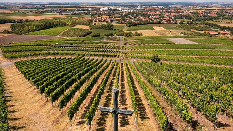 Vom Kalbkreuz aus, das inmitten der Weinlage Kalb hoch über Iphofen (Lkr. Kitzingen) steht, hat man einen weiten Ausblick.&nbsp;