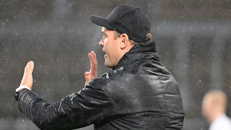 Julian Grell im Dauerregen von München. Der Trainer des TSV Aubstadt kam mit seiner Mannschaft beim FC Bayern München II zu einem 2:2.