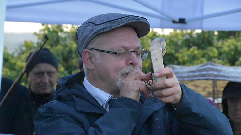 Rabbiner Mordechai Mark Pavovsky vom IRGW-Gemeindezentrum Esslingen mit einer 'Schofar', einem aus dem Horn eines Widders oder Kudu gefertigtes Blasinstrument aus der jüdischen Religion.