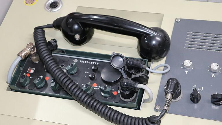 Robuste Technik: Das Analogfunkgerät, Marke Telefunken, stammt aus der Ära des Kalten Krieges. Robuste Technik: Das Analogfunkgerät, Marke Telefunken, stammt aus der Ära des Kalten Krieges.