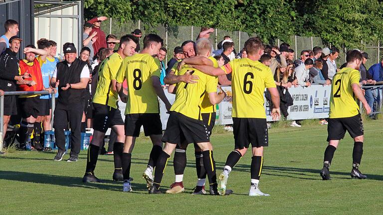 Jubel und Erleichterung bei der SG Poppenhausen/Kronungen. Die Hümpfer-Elf bleibt nach einem 3:2-Relegationssieg gegen den SV-DJK Oberschwarzach/Wiebelsberg II Kreisklassist.