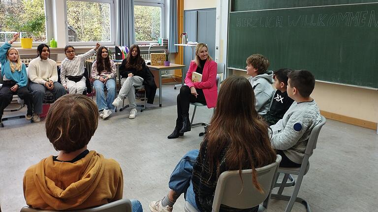 Frau Staatssekretärin Anna Stolz liest der Klasse 5a vor.