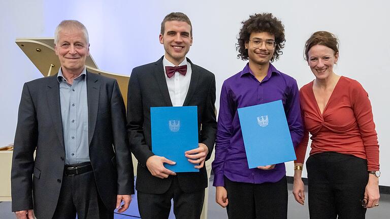 Preisträger und Laudatoren beim Kunstförderpreis der Stadt Schweinfurt 2023: (v.l.) Bernhard Kimmel, ehemaliger Fachbereichsleiter Musik des Celtis-Gymnasium, Preisträger Jan-Peter Itze, Preisträger Jareem Willmore und Barbara Anton, Dozentin für Klavier, nach dem Festakt.