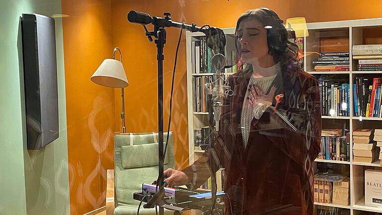 'Da ist ein fettes Loch, bevor ich einsetze, kann die Gitarre da mehr machen?' Sängerin Victoria Semel im Studio.