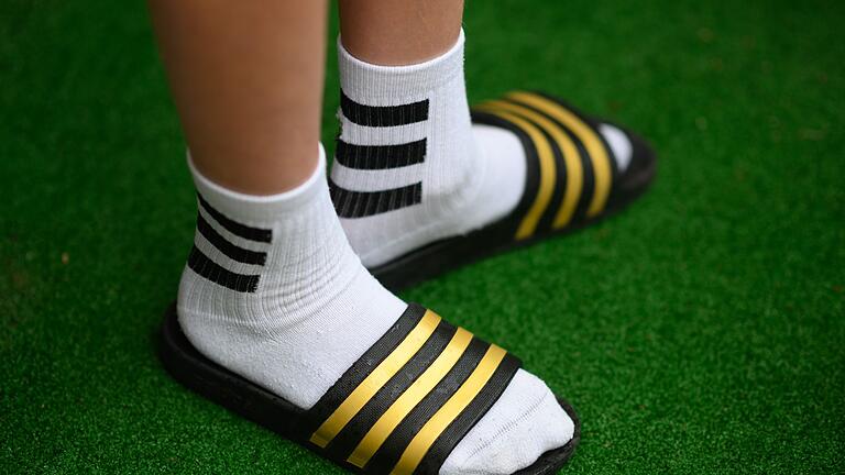 Comeback der weißen Socken       -  Kein No-Go mehr: Weiße Socken und Schlappen gelten manchen Leuten als Trend.