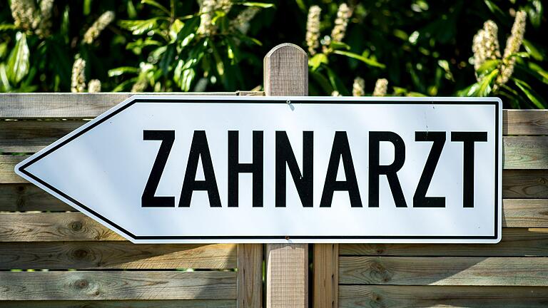 Zahnarzt-Schild       -  Regelmäßige Zahnarztbesuche sind bei Kreidezähnen notwendig. (Symbolbild)