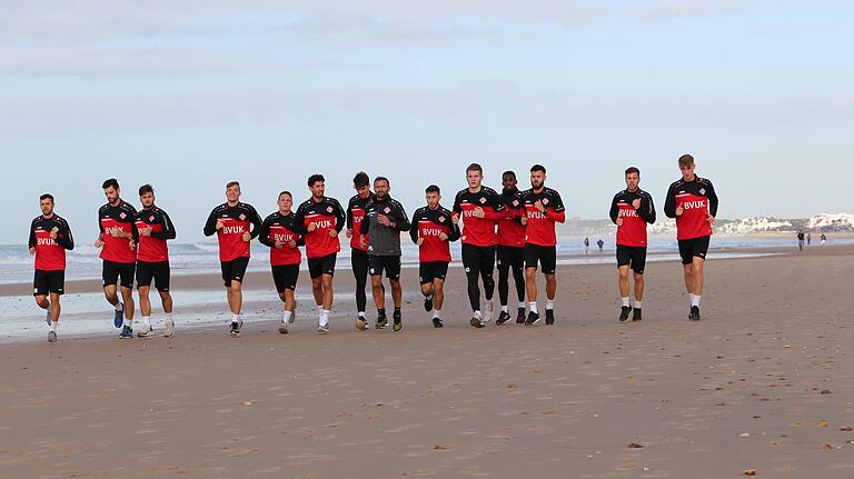 Der Trainer gibt das Tempo vor: Michael Schiele beim Strandlauf mit seinem Team.