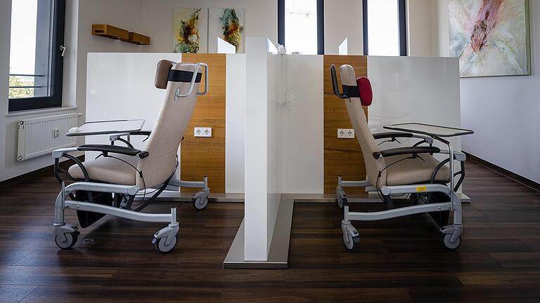 Blick in einen der Behandlungsräume für Chemotherapie, vor Corona. Inzwischen sind Trennwände dazu gekommen. Blick in einen der Behandlungsräume für Chemotherapie, vor Corona. Inzwischen sind Trennwände dazu gekommen.