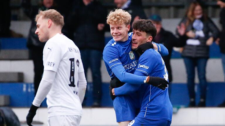 Torschütze Paul Obrusnik (Mitte) und Moritz Gündling freuen sich über das dritte Tor für den FV 04 Würzburg im Bayernliga-Heimspiel gegen den ASV Cham. Obrusnik und Gündling erzielten jeweils ein Tor. Chams Felix Voigt (links) dreht sich enttäuscht ab. Torschütze Paul Obrusnik (Mitte) und Moritz Gündling freuen sich über das dritte Tor für den FV 04 Würzburg im Bayernliga-Heimspiel gegen den ASV Cham. Obrusnik und Gündling erzielten jeweils ein Tor. Chams Felix Voigt (links) dreht sich enttäuscht ab.
