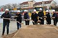 Die Verantwortlichen freuten sich, endlich den Spaten ansetzen zu können. Von links: Harald Heuler (Baufirma Stolz), Stephan Haas und Stefan Schubert (Architekten und Stadtplaner), Bürgermeister Michael Hombach, Robin Kern (Soziales und Gemeinwesen), Cindy Göbel (Leitung Kita Theresienheim), Marco Amrhein (Leitung Bauwesen und Stadtentwicklung) und Uli Heck (geschäftsführender Beamter)