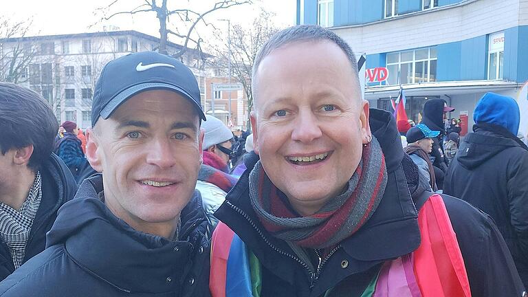 Große Freude auf der Demo, als Alexander Steinbeis den Ex-Kultursenator Klaus Lederer trifft. Große Freude auf der Demo, als Alexander Steinbeis den Ex-Kultursenator Klaus Lederer trifft.