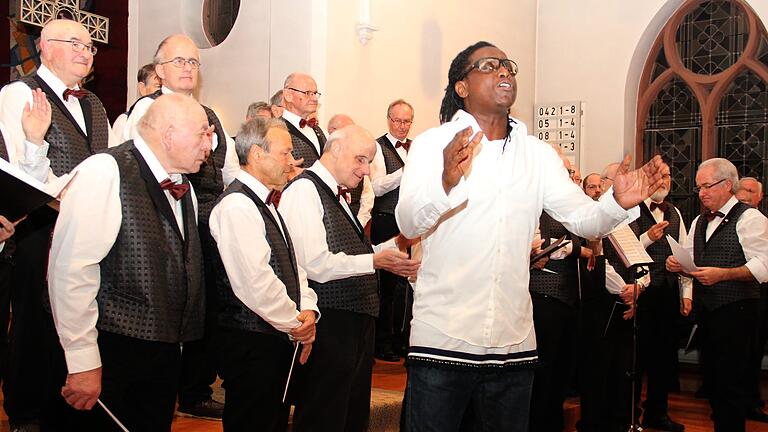 Populäre Hits mit Gefühl sang André Carswell (vorne) beim Benefizkonzert für das Kinderhospiz Sternenzelt. Der Männergesangverein Kreuzwertheim wusste mit seiner Chormusik zu begeistern.