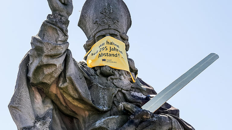 Corona: Die Brückenheiligen auf der Alten Mainbrücke wurden mit einer Maske versehen.&nbsp;