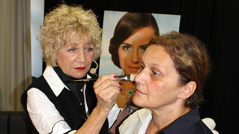 Die international bekannte Make-up-Designerin Malu Wilz erklärte jeden Schritt des Umstylings ausführlich