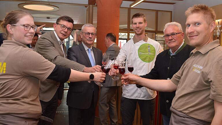 Prost auf den Neuanfang in KissVino! Beim Empfang in der Vinothek stoßen miteinander an (von links) Carina Kolb, Hammelburgs Bürgermeister Armin Warmuth, stellvertretender Landrat Gotthard Schlereth, Marcus Beran, Bad Kissingens Dritter Bürgermeister Thomas Leiner und Koch Matthias Reißig.