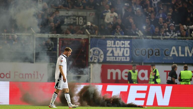 Arminia-Ikone.jpeg       -  Arminia-Ikone Fabian Klos versuchte die aufgebrachten Fans zu beruhigen.