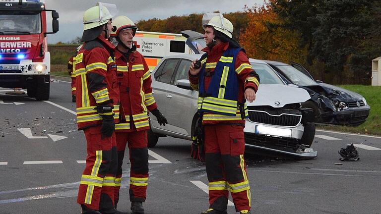 Zwei Autos prallten am Samstagnachmittag bei Großeibstadt zusammen. Dabei wurden die Fahrer verletzt und kamen mit dem Rettungswagen in den Rhön-Klinikum Campus Bad Neustadt. Zwei Autos prallten am Samstagnachmittag bei Großeibstadt zusammen. Dabei wurden die Fahrer verletzt und kamen mit dem Rettungswagen in den Rhön-Klinikum Campus Bad Neustadt.