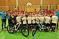 Große Freude bei Kindern, Trainern und Vorstand über die Spende des&nbsp; 'Cube Store Rhön-Lohr-Fulda'. Das Foto entstand in der Dreifachturnhalle in Mellrichstadt mit drei U13 Mannschaften. Links und rechts in Blau: Enrico Bohn, Leiter des Cube Stores in Nordheim/Rhön, und Inhaber Michael Hippeli.