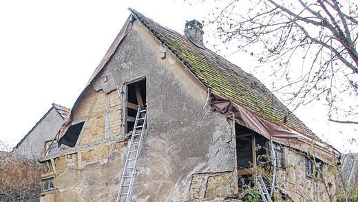 Ein Gotteshaus fällt ein: Lange hält die Synagoge in Allersheim nicht mehr stand. Ihre Rettung könnte das Bad Windsheimner Freilandmuseum sein. Ein Gotteshaus fällt ein: Lange hält die Synagoge in Allersheim nicht mehr stand. Ihre Rettung könnte das Bad Windsheimner Freilandmuseum sein.