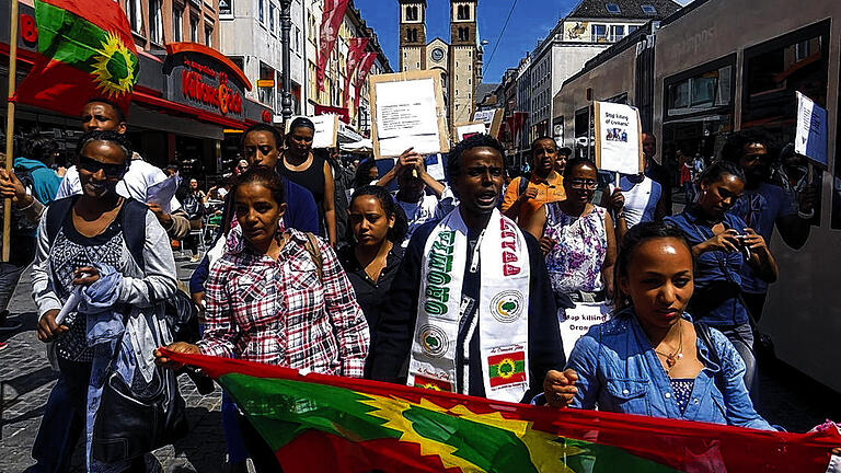 Äthiopier protestieren gegen Regierung       -  (aj)  Sie kämpfen auch in ihrem Würzburger Exil für die Freiheit in ihrer Heimat: Äthiopische Asylbewerber aus der Volksgruppe der Oromo. Sie beklagen Unterdrückung und systematische Menschenrechtsverletzungen in dem Land am Horn von Afrika. Am vergangenen Dienstag zogen sie mit rund 50 Teilnehmern protestierend vom Hauptbahnhof durch die Innenstadt &ndash; bei einer &bdquo;Demonstration gegen das diktatorische Regime in Äthiopien&ldquo;. Im Rathaus überbrachten sie Bürgermeister Adolf Bauer eine Resolution. Darin sprechen die Hauptorganisatoren Gamechu Fayissa Hamdaa (Vorsitzender der Vereinigung der Oromo-Studenten in Würzburg und Umgebung) und Eyerusalem Zerihun Desta (Bildmitte) von &bdquo;Staatsterrorismus&ldquo;. Oromos würden widerrechtlich gefangen genommen, ermordet oder ihrer natürlichen Ressourcen beraubt. Dies geschehe unter anderem durch den Verkauf oder die Verpachtung landwirtschaftlicher Nutzflächen an ausländische Investoren. An die deutsche Regierung appellieren die Oppositionellen, Druck auf die äthiopische Regierung auszuüben. Im Rathaus wurde auch eine Stellungnahme von Amnesty International verlesen. Die Organisation kritisiert andauernde Menschenrechtsverletzungen in Äthiopien.